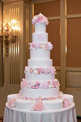 Торт свадебный с фиолетовыми цветами категории Трехъярусные свадебные торты