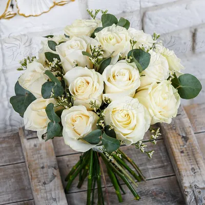 Букет \"Свадебный букет из белых роз \"Чарующей\"\" в салоне «Freesia»