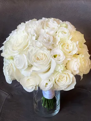 Свадебный букет из белых роз и эустомы , купить в Краснодаре по лучшей цене  с доставкой.