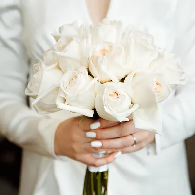 Свадебный букет из белых роз «Амелия» • Доставка букетов в Санкт-Петербурге