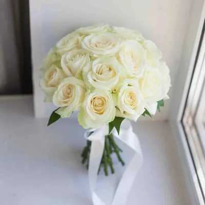 Белый свадебный букет из белых роз под ленту в интернет-магазине на Ярмарке  Мастеров | Свадебные букеты, Москва - доставка по России. Товар продан.