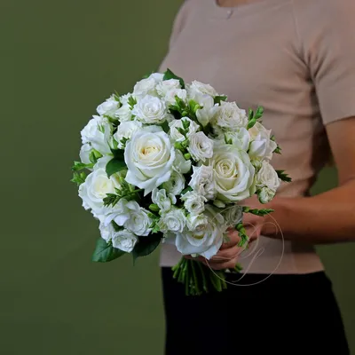 Букет невесты из белых роз и лизиантуса - Доставка цветов в  Санкт-Петербурге | Весна - сеть цветочных магазинов