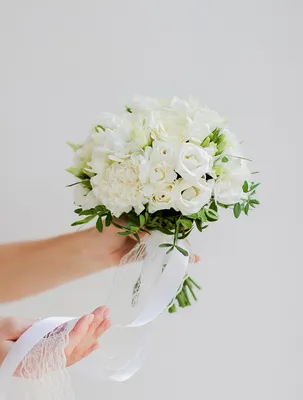 Свадебный букет из белых роз (округлой формы) - Артмикс Декор | Свадебный  букет, Белые розы, Букет