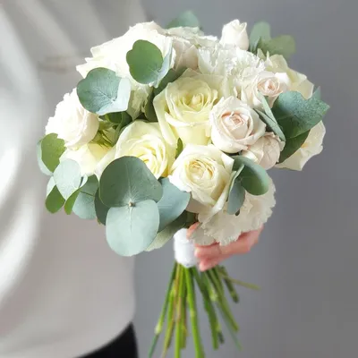 Свадебные букеты из белых роз | Составление букетов невесты в сети  цветочных магазинов «Цветочный ряд»