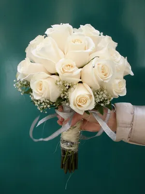 Свадебный букет из 25 белых роз с гипсофилой 39