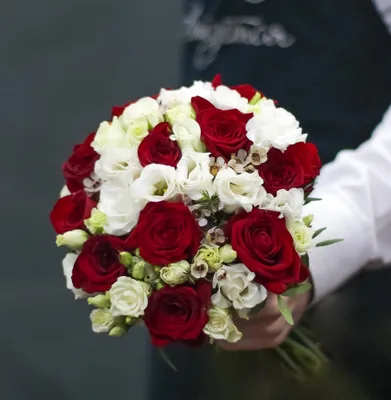 Свадебный букет из красных и белых роз - купить с бесплатной доставкой 24/7  по Москве