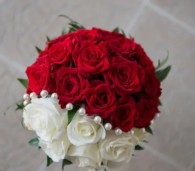 Свадебный букет из белых роз и альстромерии купить в СПб ✿ Цветы Голландии