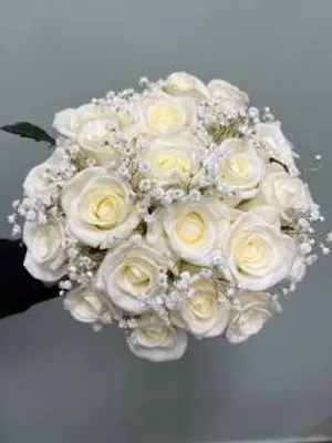Купить свадебный букет невесты из бледно-голубых и белых роз (21 штука),  белой фрезии (5 веток) и декоративной зелени и декоративной зелени с  доставкой по Киеву. Низкая цена, быстрая доставка.