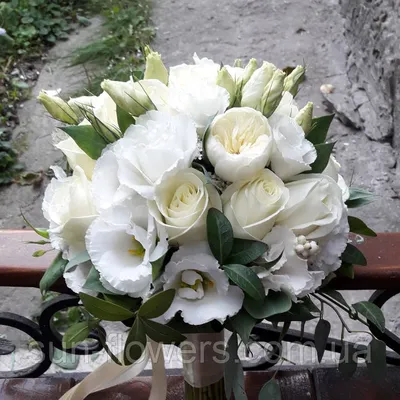 Букет невесты из бордовых и белых роз