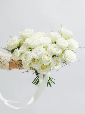 свадебный букет из белых роз | White wedding bouquets, Wedding flowers,  White wedding flowers