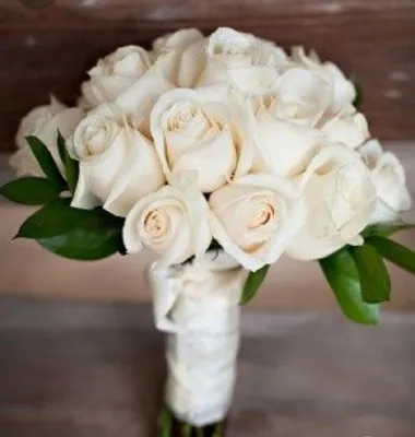 Свадебный букет из белых роз и эустом - Гламелия, Цветочная мастерская
