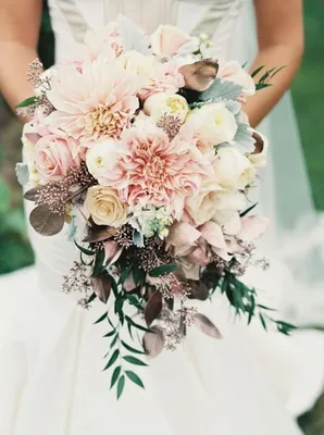 Купить свадебный букет невесты из георгин и роз в Минске