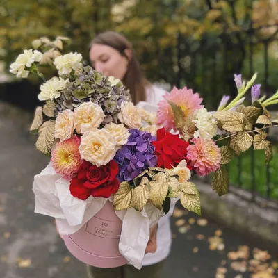 Букет из георгин, роз, гвоздик и эвкалипта - купить цветы с доставкой по  Москве и МО от 2990 руб | «Букет-Маркет»