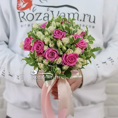 Свадебный букет из кустовых и одноголовых роз и коробочек хлопка