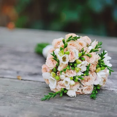 Свадебный букет из кустовой розы и фрезии | Свадебный букет, Спрей-розы,  Белые свадебные цветы