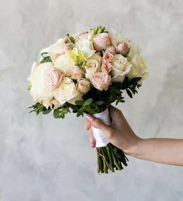 Купить букет невесты из светлых роз по доступной цене с доставкой в Москве  и области в интернет-магазине Город Букетов
