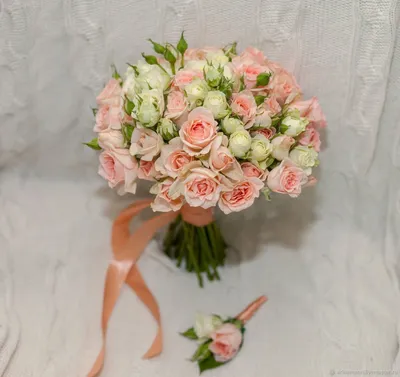 Букет невесты из кустовых роз и озатамнуса