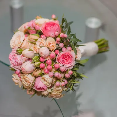 Купить букет невесты из пионовидных кустовых роз по доступной цене с  доставкой в Москве и области в интернет-магазине Город Букетов