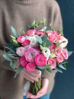 Букет невесты из маленьких роз бордового цвета - фото