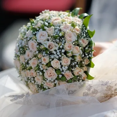 Букет невесты из кустовых роз и гипсофил - Доставкой цветов в Москве!  121493 товаров! Цены от 487 руб. Цветы Тут