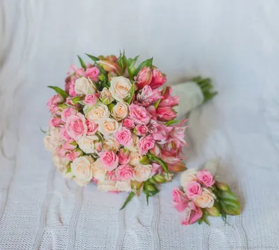 Купить нежный букет невесты из кустовых роз по доступной цене с доставкой в  Москве и области в интернет-магазине Город Букетов