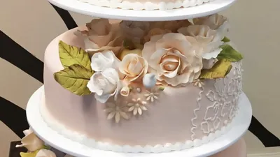 Купить двухъярусный торт на свадьбу с розами по цене 2 290 ₽ за 1 кг в  Москве