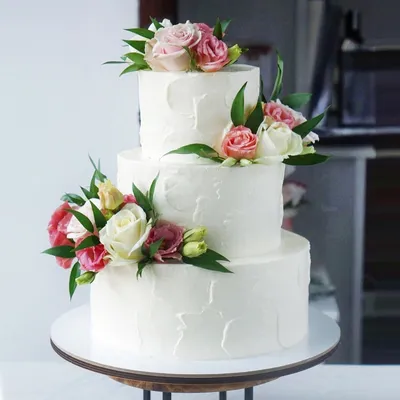 Свадебный торт с белыми розами (MK1792) на заказ по цене 1100 руб/кг в  Москве с доставкой | Кондитерская Musscake