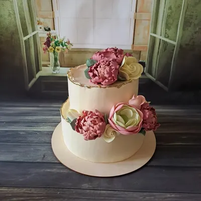 Торт свадебный с красными розами категории Белые свадебные торты