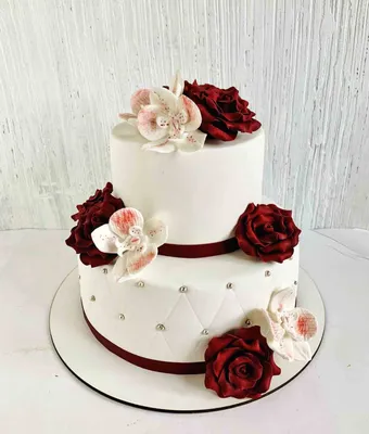 Свадебный торт с розами и бордовой лентой