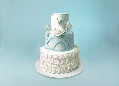 Стильный и строгий свадебный торт с розой на вершине