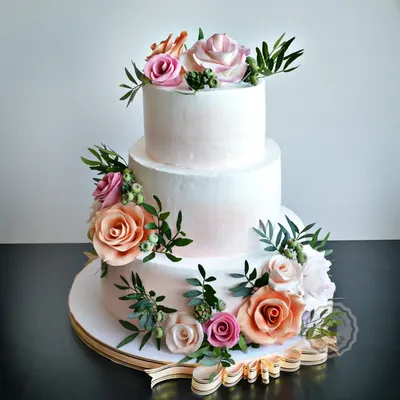 Свадебный торт Розовые розы Дубай - Сделано из лучших швейцарских  ингредиентов - Интернет-магазин – Идеальный подарок® Дубай