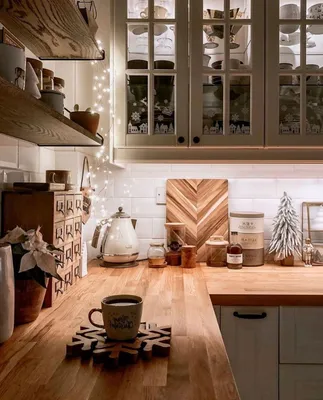 Светлая угловая кухня с крашеными фасадами в неоклассическом стиле с  пластиковой столешницей за 285000 рублей от Кухнидар. Фото и проектная  документация