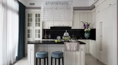 Белая угловая кухня с крашеными фасадами в неоклассическом стиле с  пластиковой столешницей за 285000 рублей от Кухнидар. Фото и проектная  документация