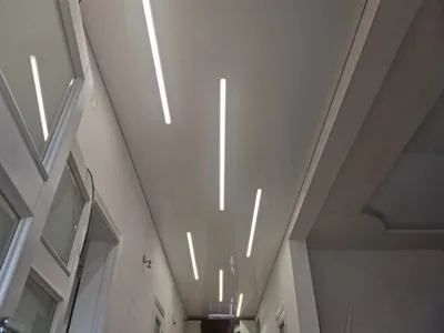 Световые линии в прихожей, световой натяжной потолок в прихожей