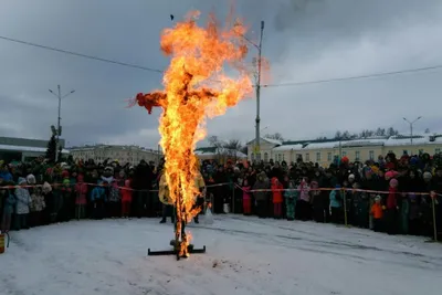 Фото дня: чучело зимы сожгли на Масленицу в Нижнем Новгороде | 14.03.2021 |  Нижний Новгород - БезФормата