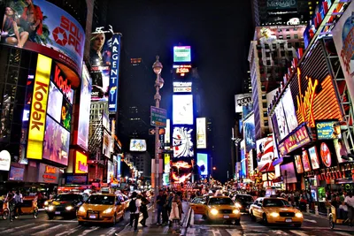 НЬЮ-ЙОРК - 12 Июля: Неопределенные Люди Сидят За Столами На Таймс-сквер.  Таймс-сквер Является Крупным Коммерческим Пересечение В Центре Манхеттена,  Нью-Йорке, На Пересечении Бродвея И Седьмой Avenue.Times Площади Является  Мировым Фотография, картинки ...