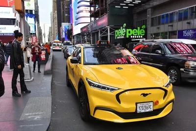 Несколько Желтые Такси Вождения На Улицах Нью-Йорка Фотография, картинки,  изображения и сток-фотография без роялти. Image 67458733