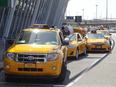 Такси Нью-Йорка на Таймс площадь Редакционное Стоковое Изображение -  изображение насчитывающей метрополия, город: 37633244