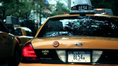 Много машин такси нью-йорка | Премиум Фото