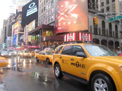 Бандлер - Почему такси в Нью-Йорке желтого цвета? Первым, кто встречает  туриста в Нью-Йорке, является вовсе не Статуя Свободы или Empire State  Building, а легендарное желтое такси. В 1907 году, когда только