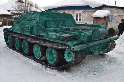 Снежная фантазия: танк из снега на картинке
