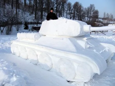 Впечатляющий снежный танк на фотографии