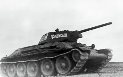 Подбитые советские танки ХТ-130 и Т-34 и тела погибших танкистов на дороге  у поселка Озерницы — военное фото
