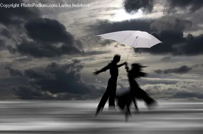 Оживленные танцы под дождем: бесплатные фото для скачивания