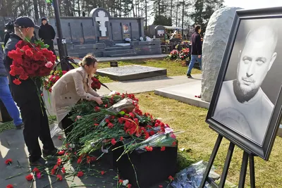 Представители татарской общественности посетили могилу народного поэта  Роберта Миннуллина