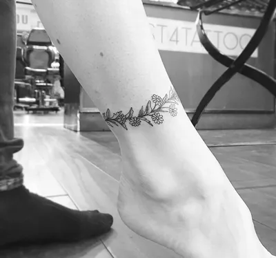 Бантики на ногах тату сзади девушка - креативный и модный тренд -  tattopic.ru