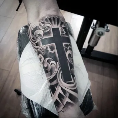 Лучшие идеи тату на руке для мужчин: крест - tattopic.ru