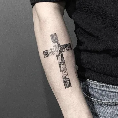 Татуировка мужская реализм на предплечье крест и Иисус - мастер Александр  Pusstattoo 6626 | Art of Pain