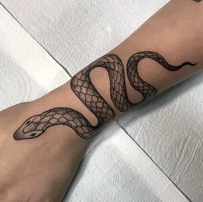 Татуировка женская графика на змея вокруг руки - мастер Мария Бородина  (Челнокова) 6279 | Art of Pain