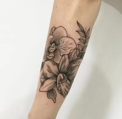 Тату Орхидея: 100+ фото вариантов, эскизы, значение для девушек | Цветы  татуировки на спине, Татуировки цветов на ноге, Цветы татуировки на руках